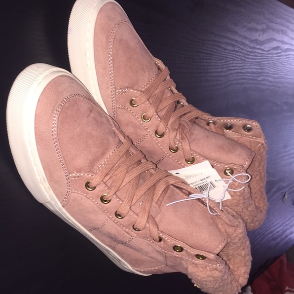 Fuzzy high top boots - Picture 1 of 6